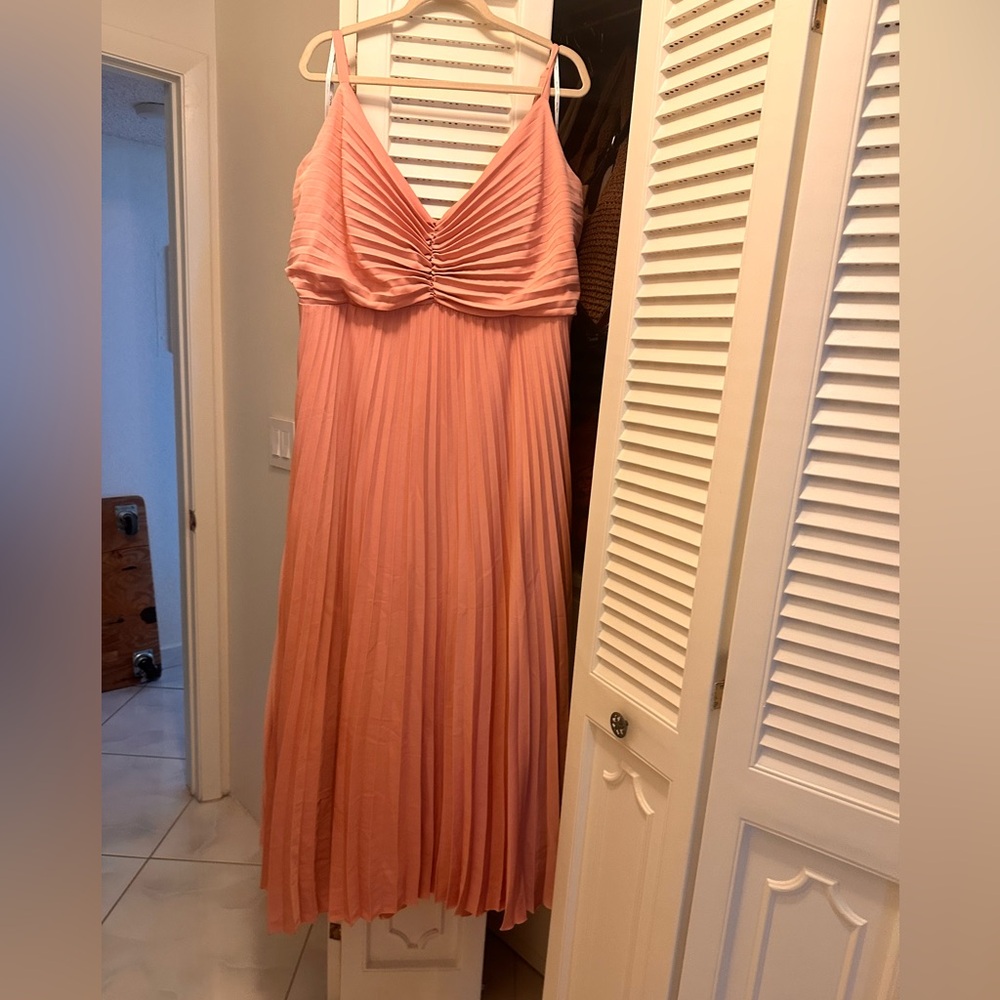 Elegant Pastel Pink Pleated Dress 🌸 - Picture 5 of 7